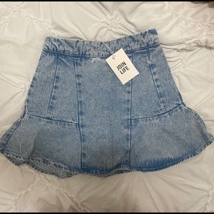 Denim short with ruffles